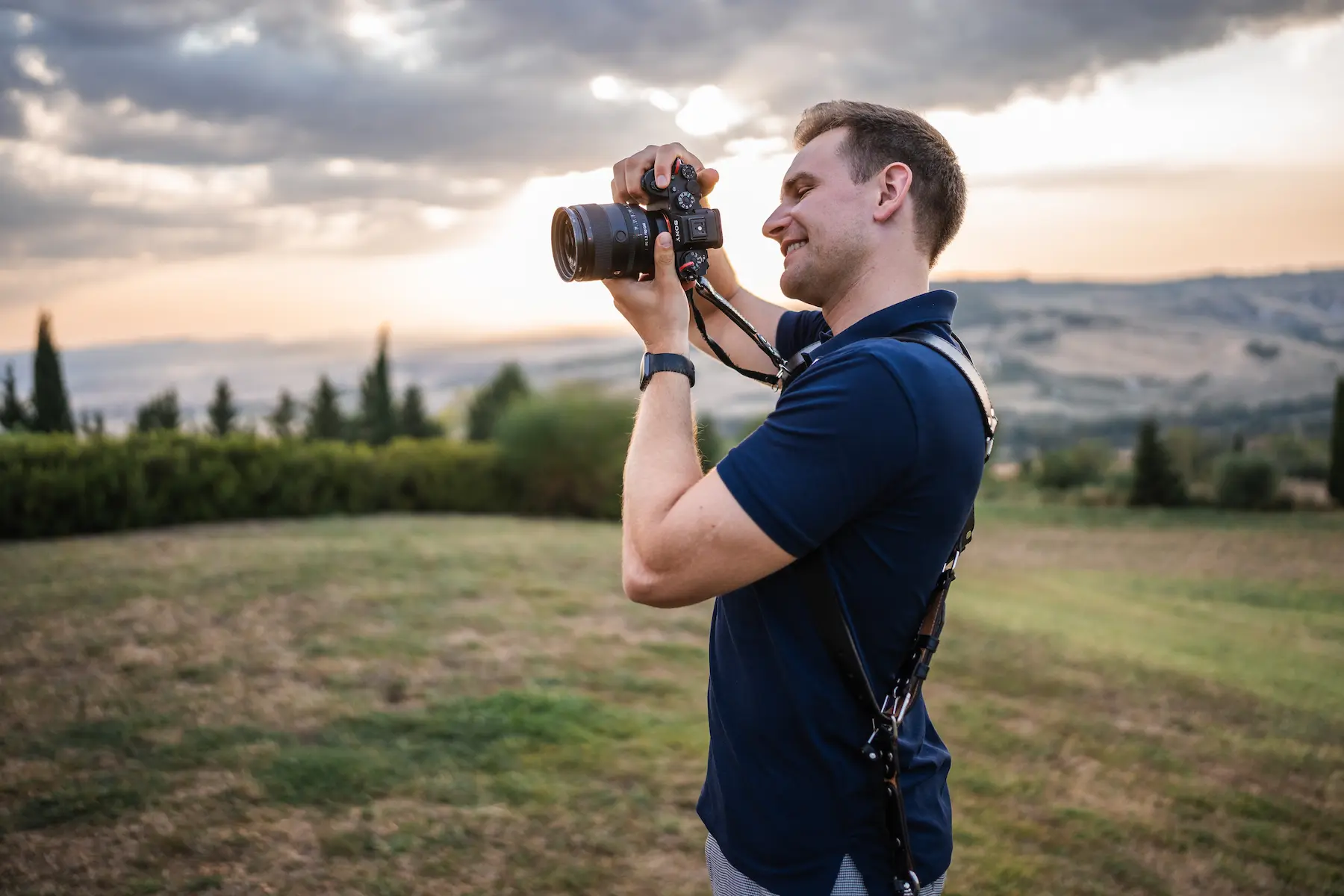 Hochzeitsfotograf von Beyond Visuals mit Kamera in der Hand bei einer echten Hochzeit in der Toskana
